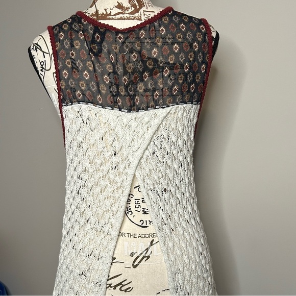 5/$25 BKE women’s sleeveless crocheted mixed media top size medium - Picture 4 of 11